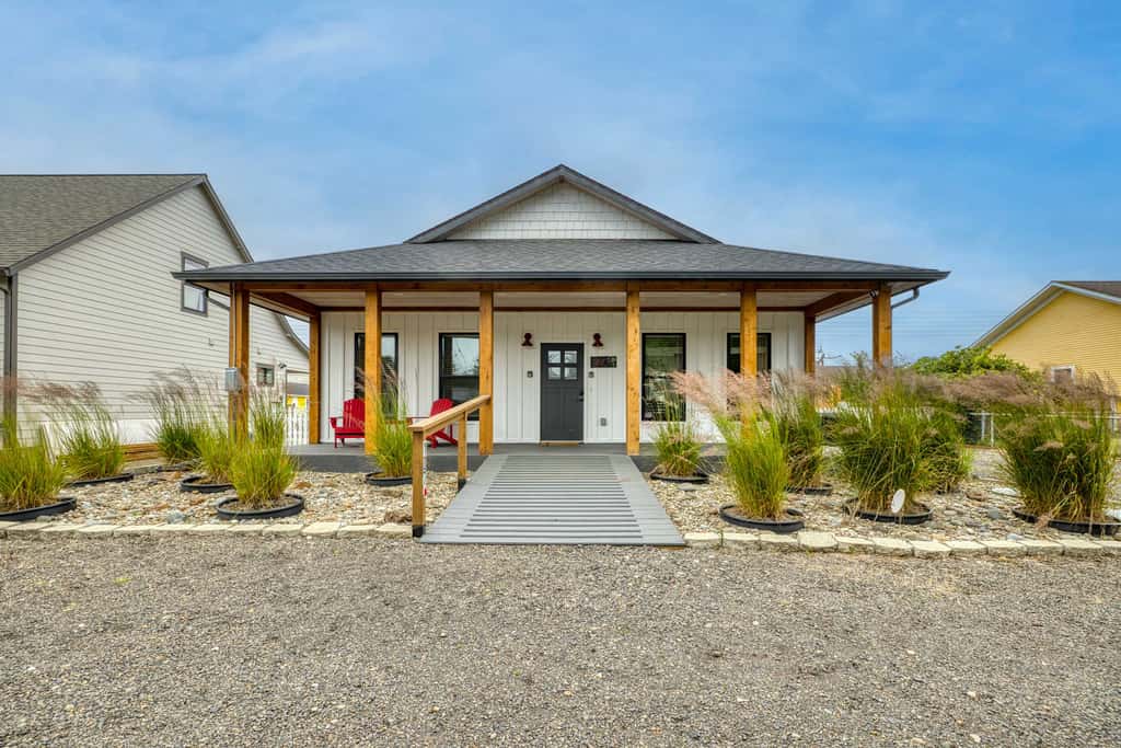 Modern cottage with covered deck, grill, fireplace- walk to beach-bars-dining