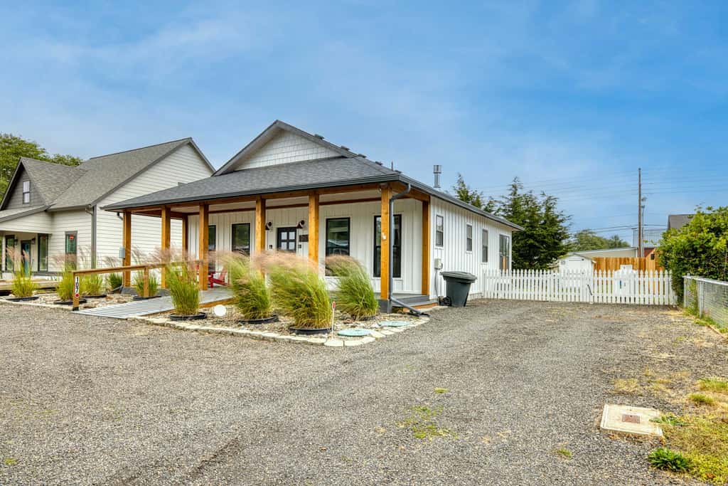 Modern cottage with covered deck, grill, fireplace- walk to beach-bars-dining