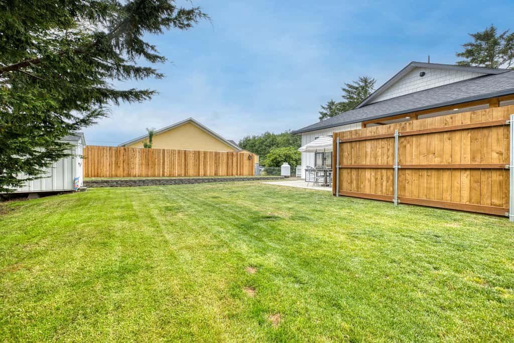 Modern cottage with covered deck, grill, fireplace- walk to beach-bars-dining