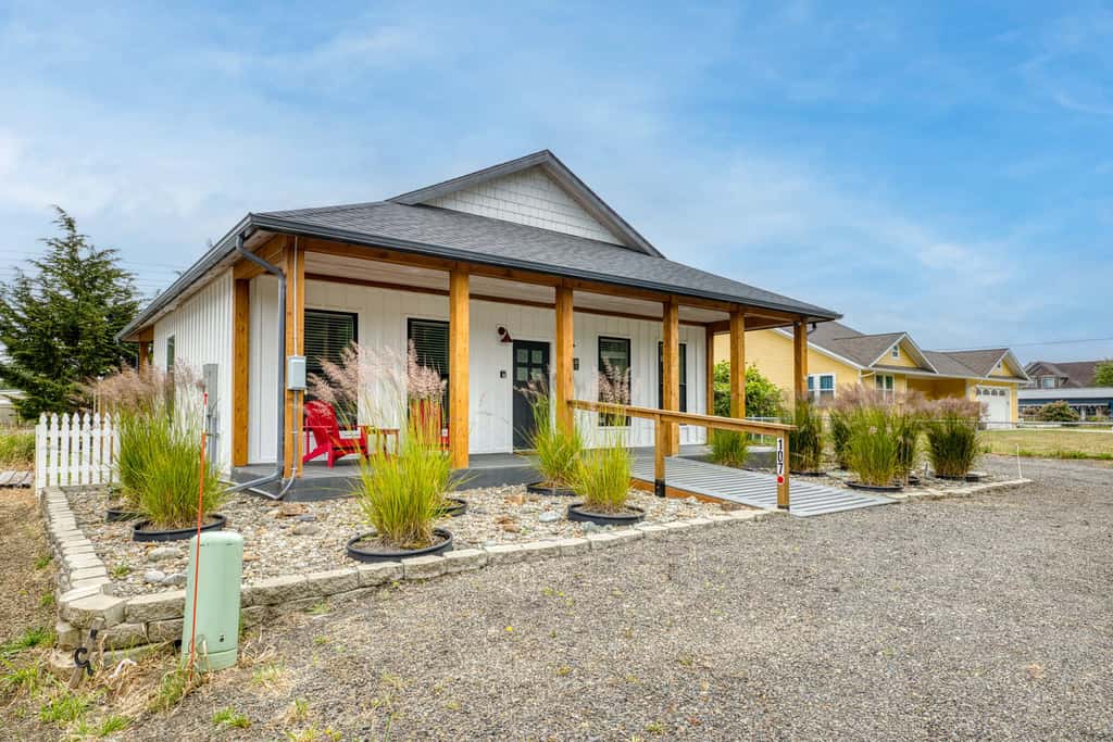 Modern cottage with covered deck, grill, fireplace- walk to beach-bars-dining
