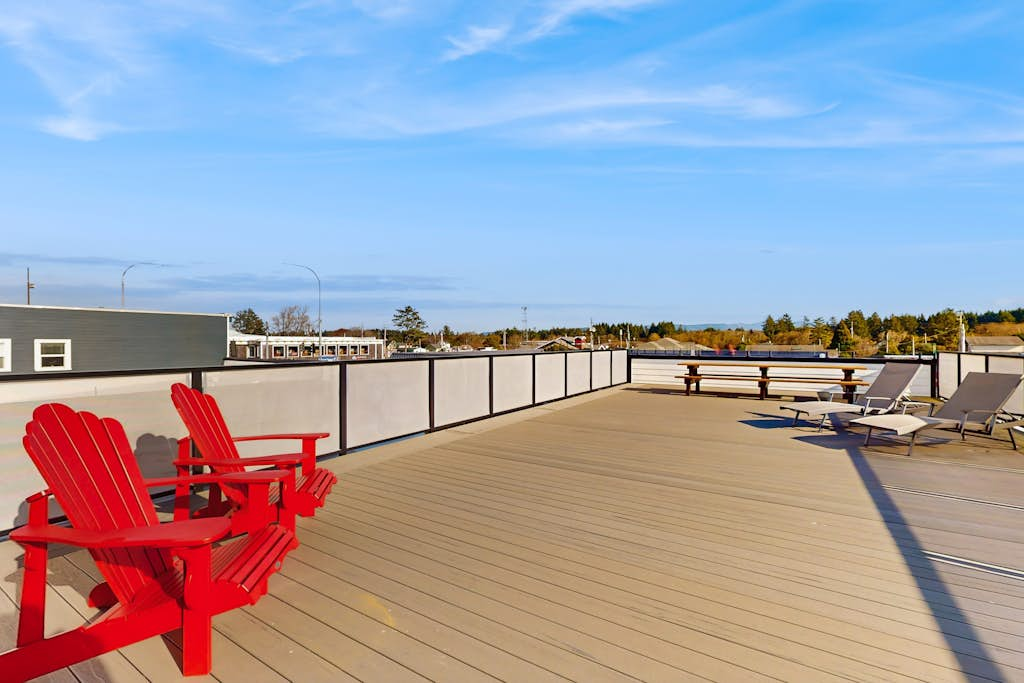 Downtown Condo with rooftop deck - just steps to beach, restaurants, & bars