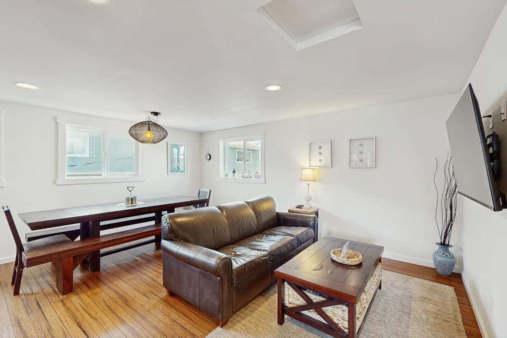 Downtown Condo with rooftop deck - just steps to beach, restaurants, & bars