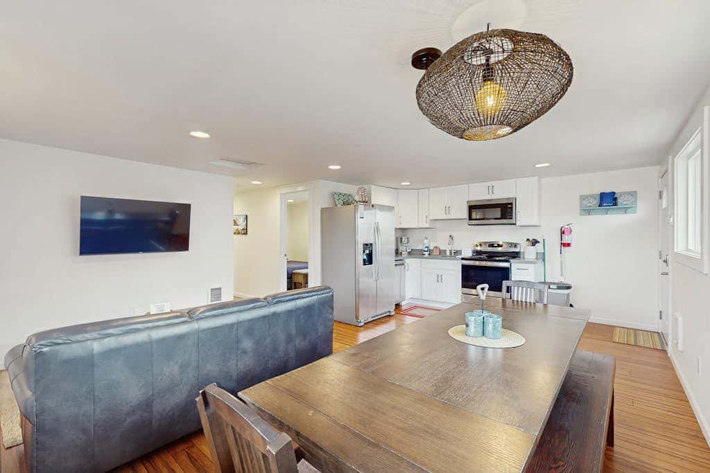 Downtown Condo with rooftop deck - just steps to beach, restaurants, & bars