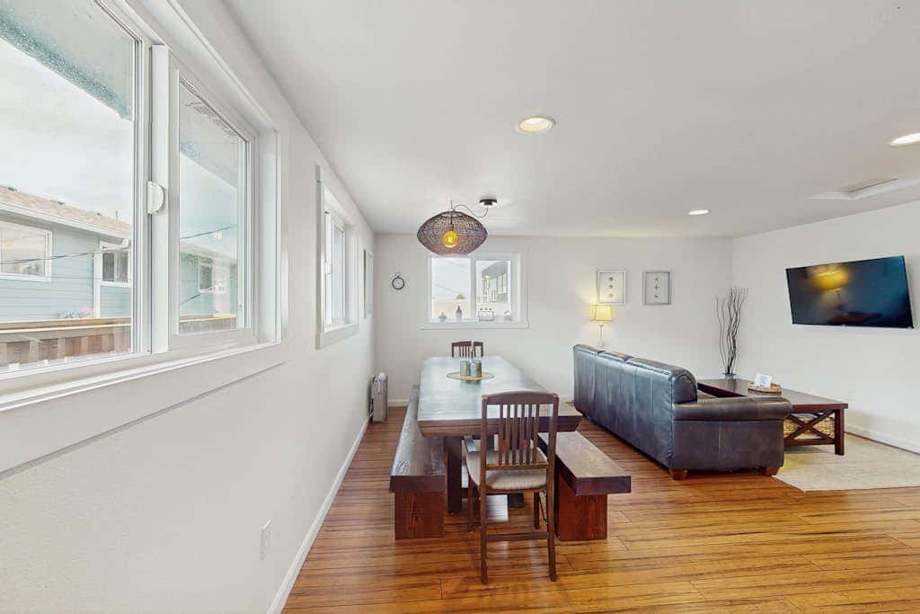 Downtown Condo with rooftop deck - just steps to beach, restaurants, & bars