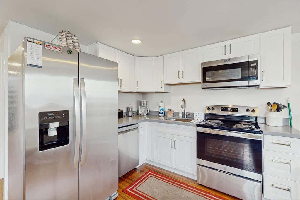 Downtown Condo with rooftop deck - just steps to beach, restaurants, & bars