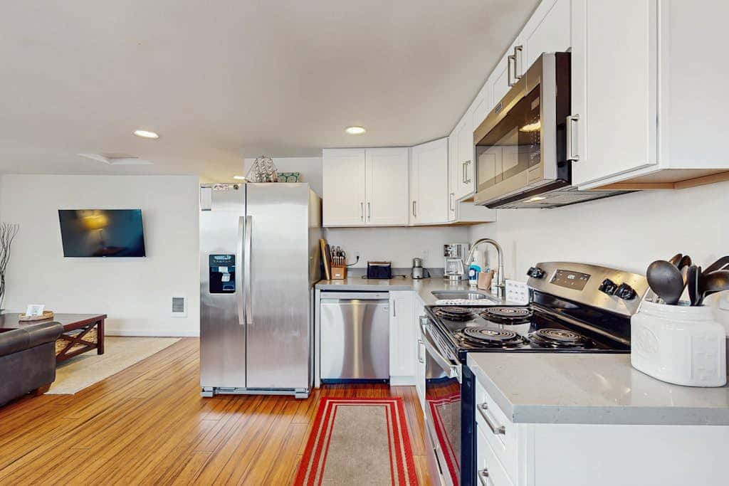 Downtown Condo with rooftop deck - just steps to beach, restaurants, & bars