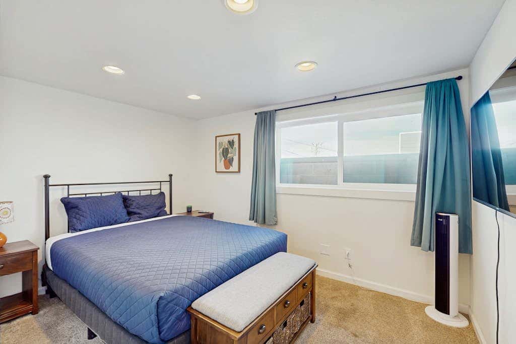Downtown Condo with rooftop deck - just steps to beach, restaurants, & bars