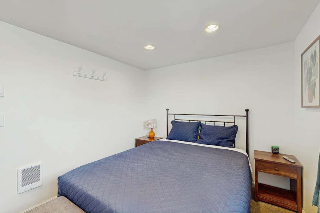 Downtown Condo with rooftop deck - just steps to beach, restaurants, & bars