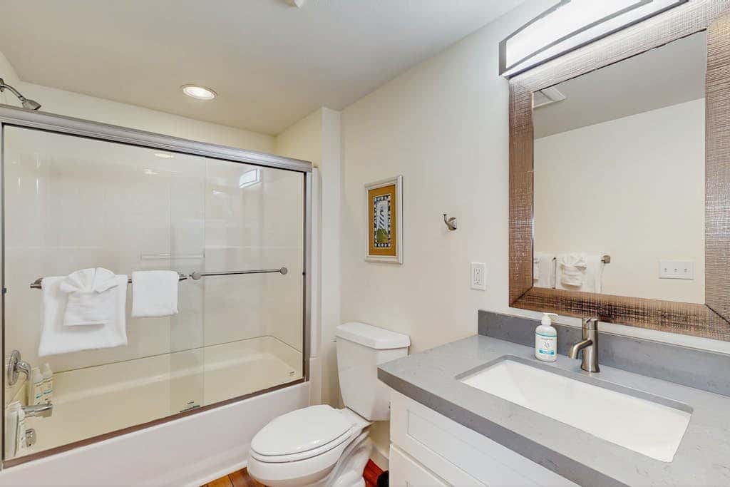 Downtown Condo with rooftop deck - just steps to beach, restaurants, & bars