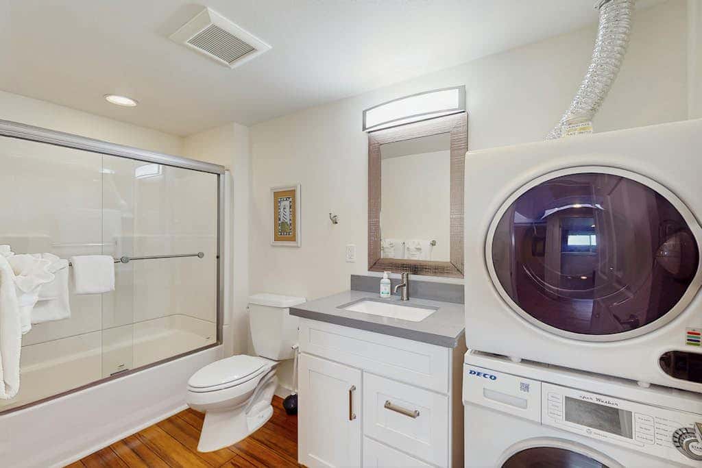 Downtown Condo with rooftop deck - just steps to beach, restaurants, & bars