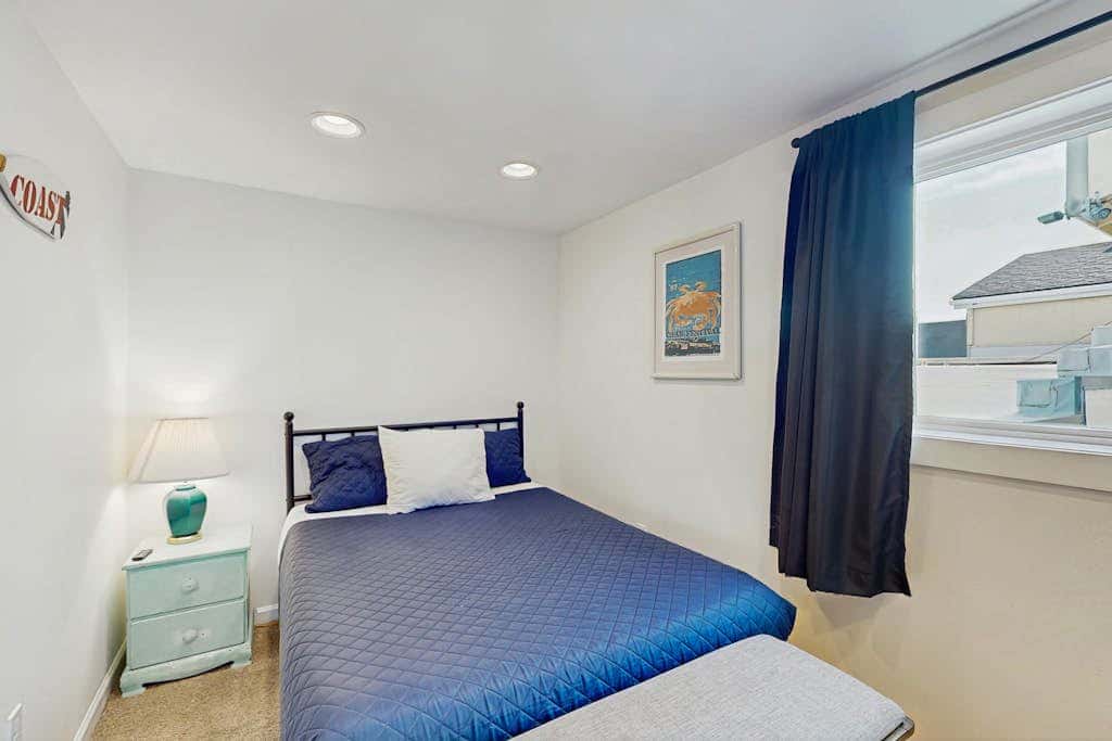 Downtown Condo with rooftop deck - just steps to beach, restaurants, & bars