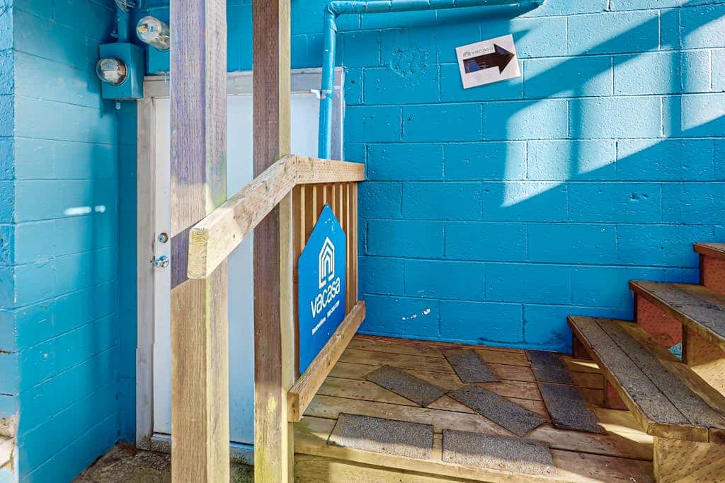 Downtown Condo with rooftop deck - just steps to beach, restaurants, & bars