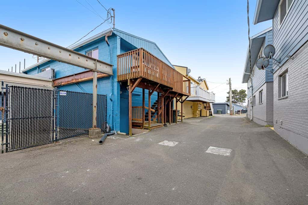 Downtown Condo with rooftop deck - just steps to beach, restaurants, & bars