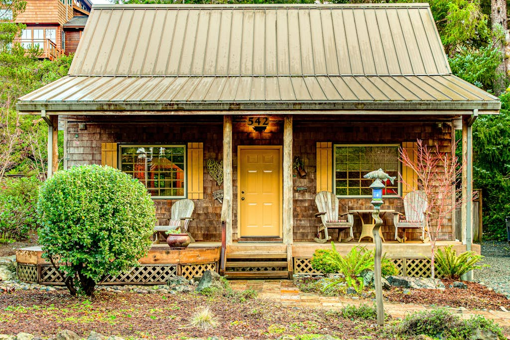 2-story dog-friendly 1 block from the beach with deck, patio, gas fireplace, W&D