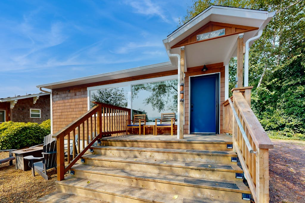 Waterfront Oasis on the Nehalem River with Free WiFi & Dock - Dog Friendly