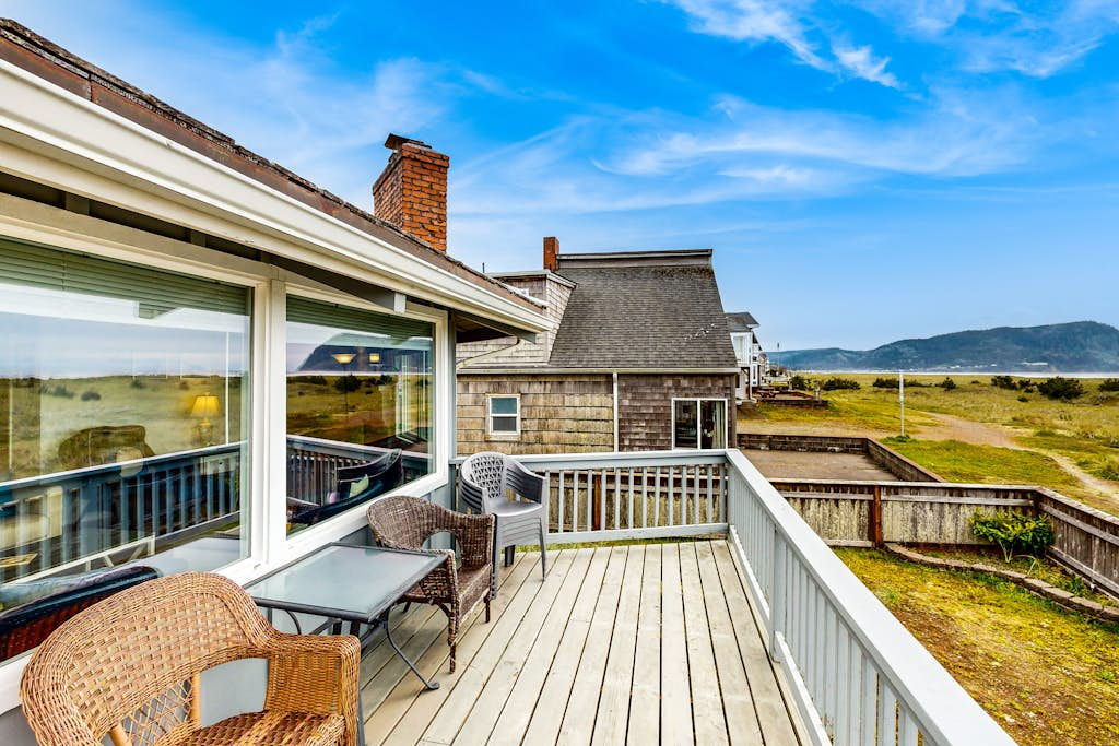 Oceanfront octagon house with panoramic water views, WiFi, & washer&dryer