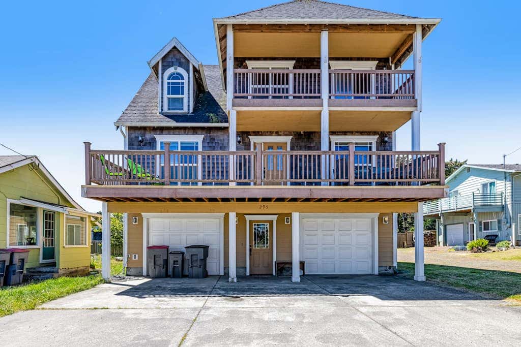 Dog-friendly house near the beach with spectacular views and pool table