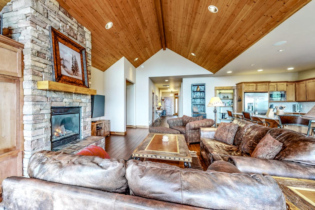Large comfortable home withfireplaces, deck, & short walk to pool & hot tub