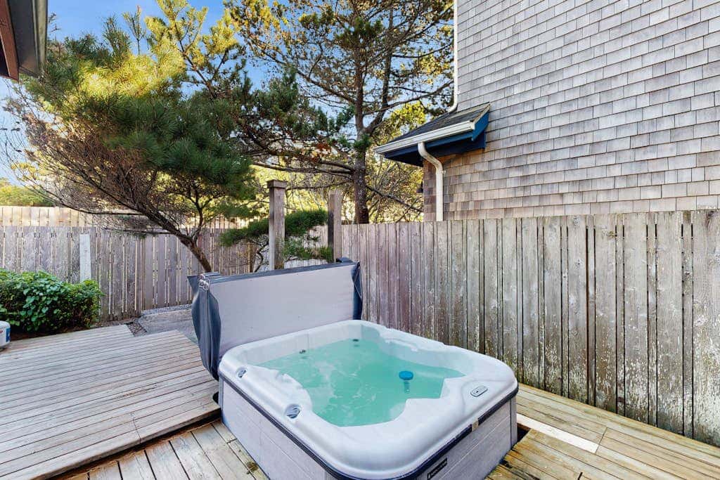 Side-by-side ocean view homes with enclosed yard & hot tubs - 1 block to beach
