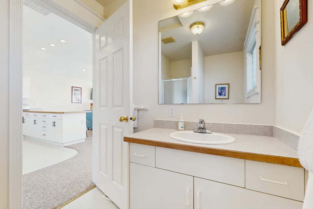 Side-by-side ocean view homes with enclosed yard & hot tubs - 1 block to beach