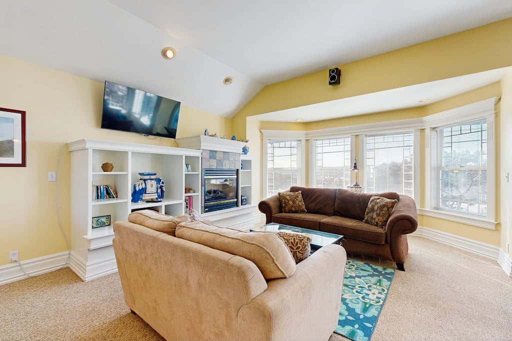 Side-by-side ocean view homes with enclosed yard & hot tubs - 1 block to beach