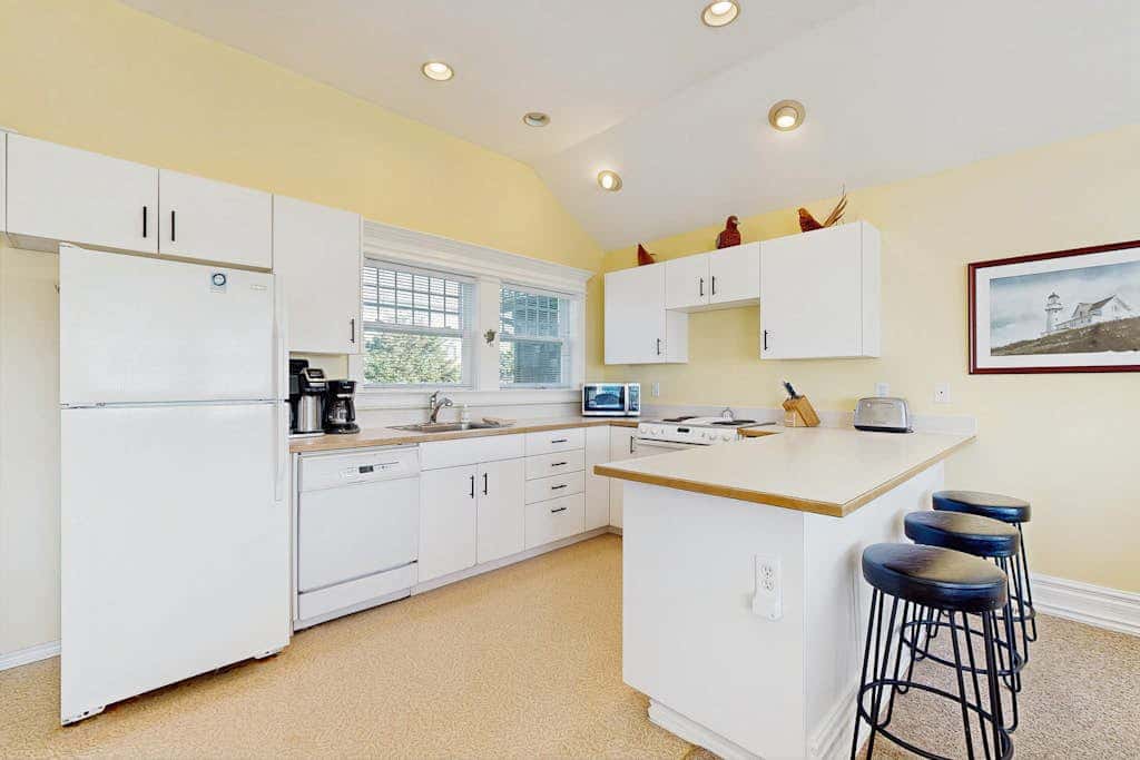 Side-by-side ocean view homes with enclosed yard & hot tubs - 1 block to beach