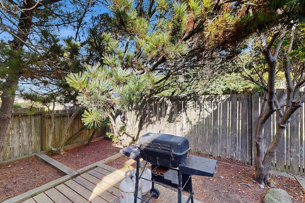 Side-by-side ocean view homes with enclosed yard & hot tubs - 1 block to beach