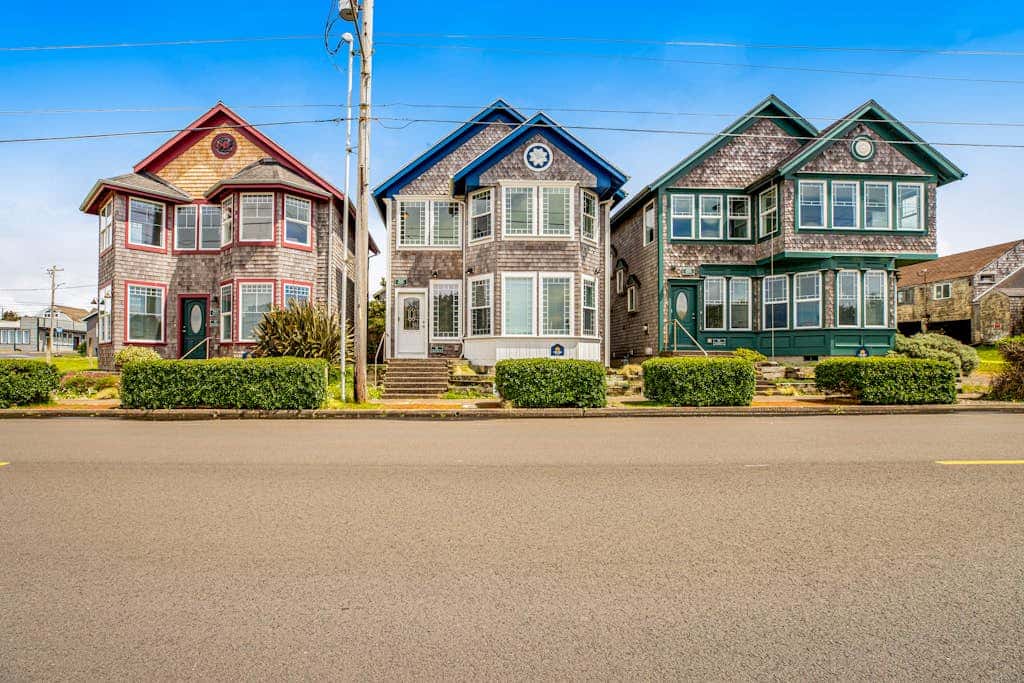 Side-by-side ocean view homes with enclosed yard & hot tubs - 1 block to beach
