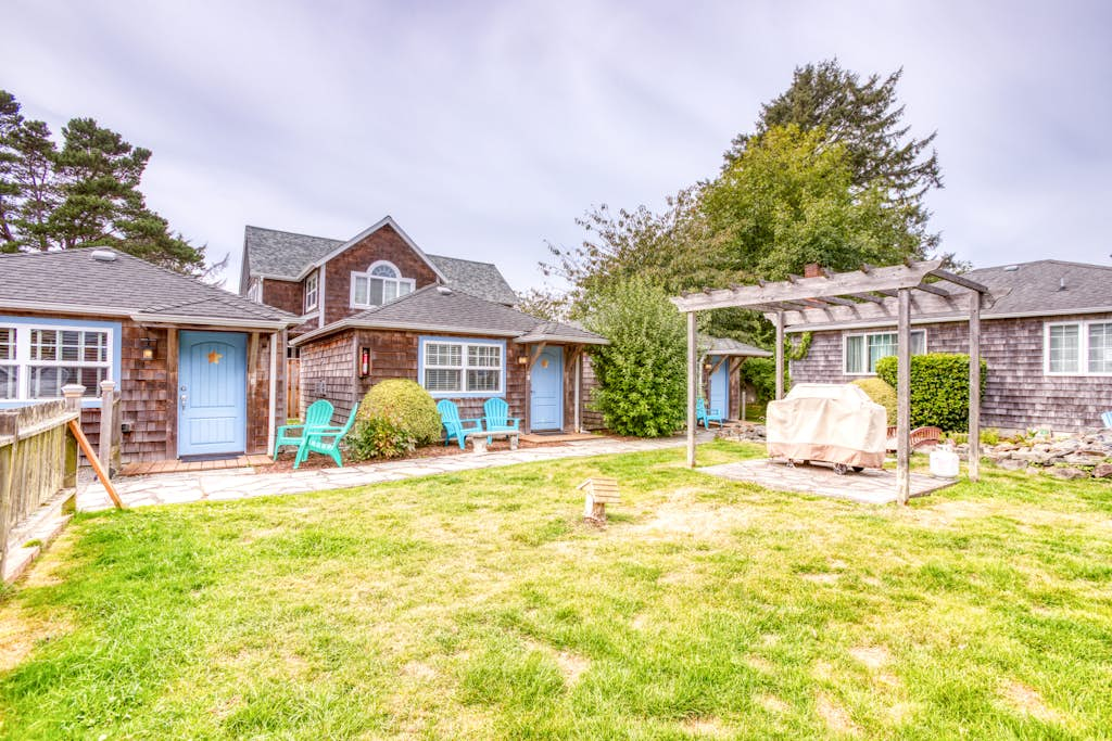 Six Cottages with Shared Courtyard & Grill - Two Blocks to Beach Dog-Friendly