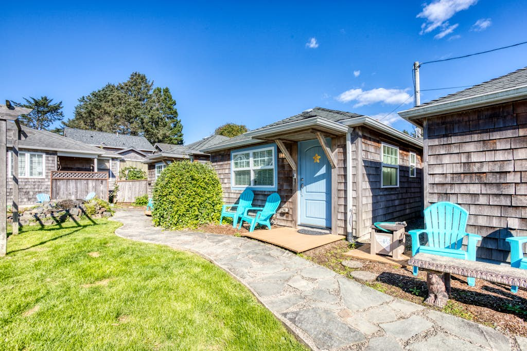 Three Sunny Cottages in a Great Location Near Downtown & Beach - Dogs Welcome