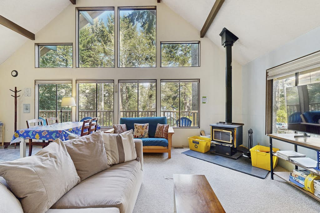 Quiet Home in the Woods with Private Deck - Walk to Beach and Haystack Rock