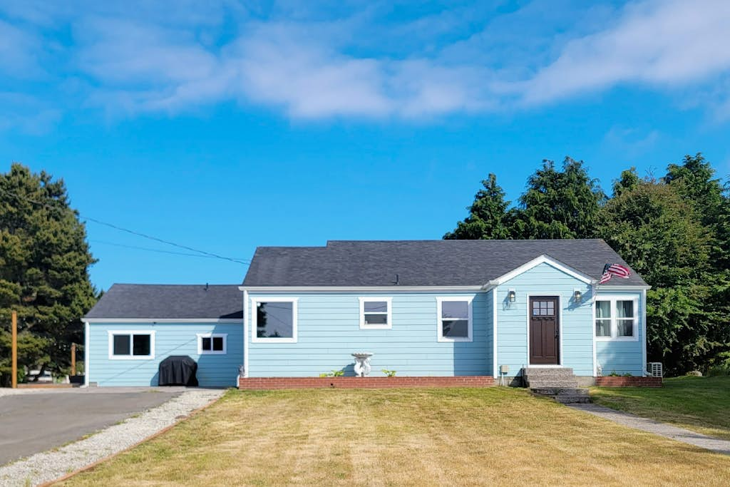 Acreage with sauna, hot tub, firepit, separate studio - beach nearby & dogs OK
