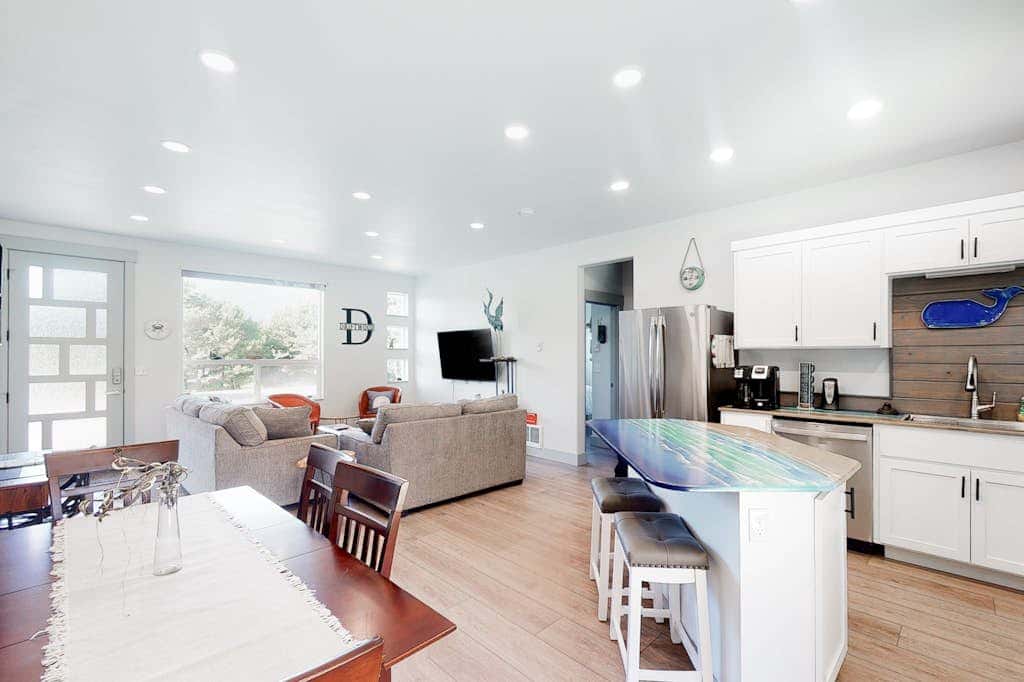 Dog-Friendly Home with WiFi, Private washer&dryer, Balcony, and Two Living Rooms