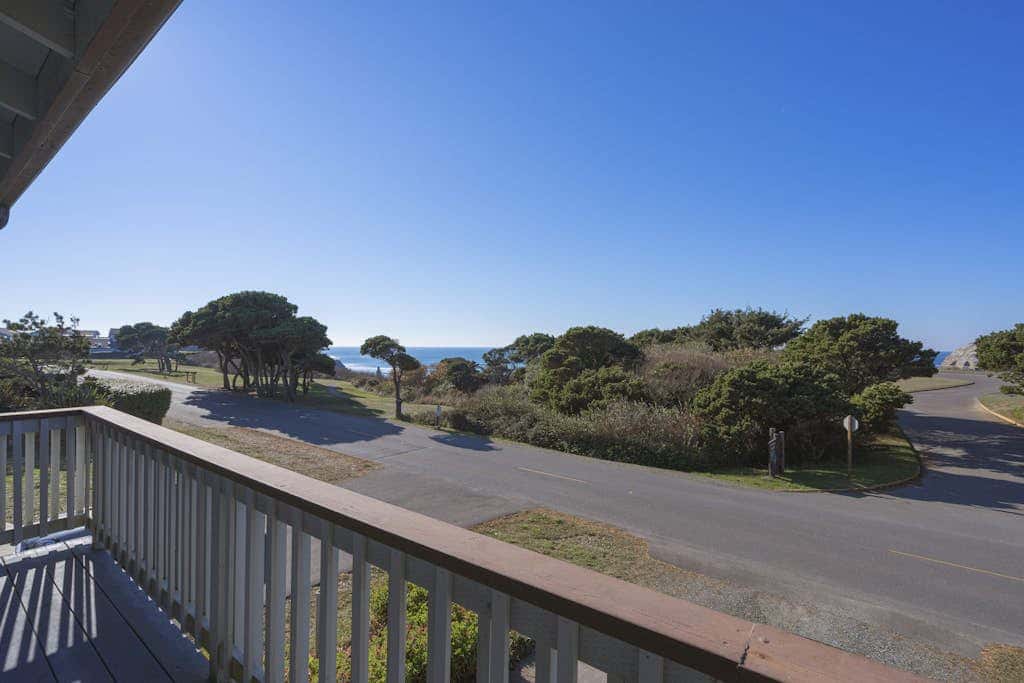 Charming dog-friendly home with ocean-view, beach access, & washer/dryer