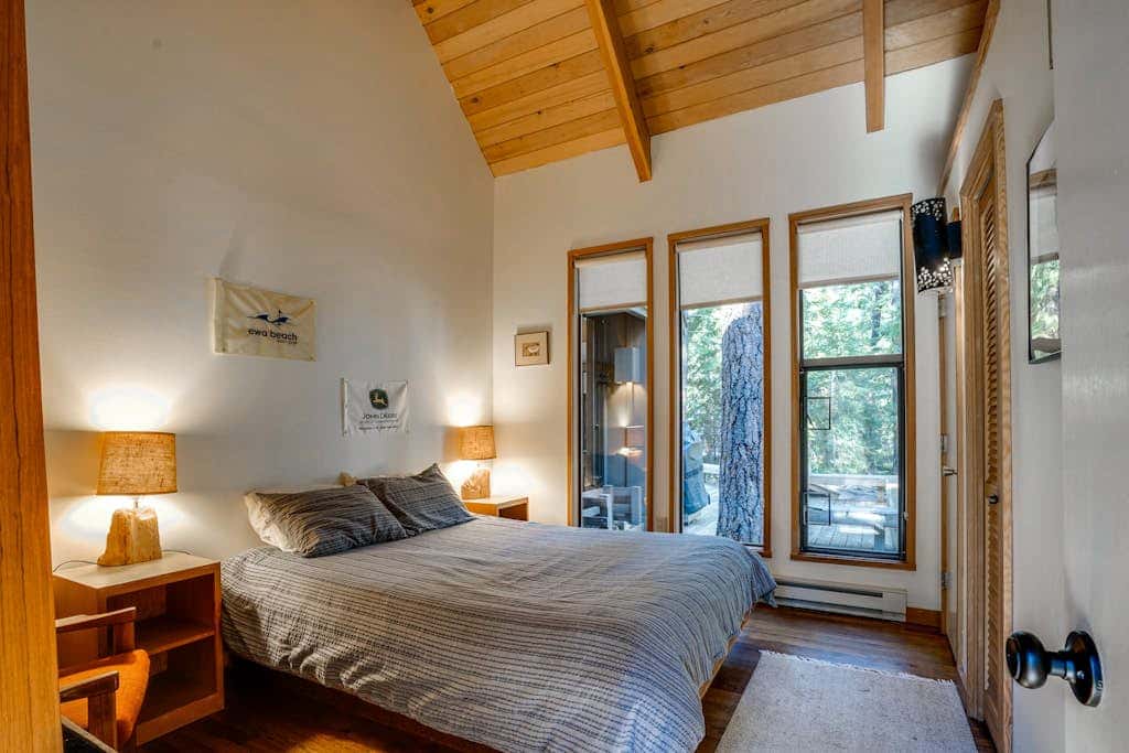 Dog-friendly cabin with deck, mountain views, pools, & hot tubs