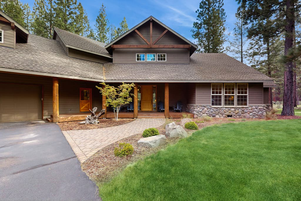 Deschutes Forest views with game room, pools, hot tub, & on-site golf