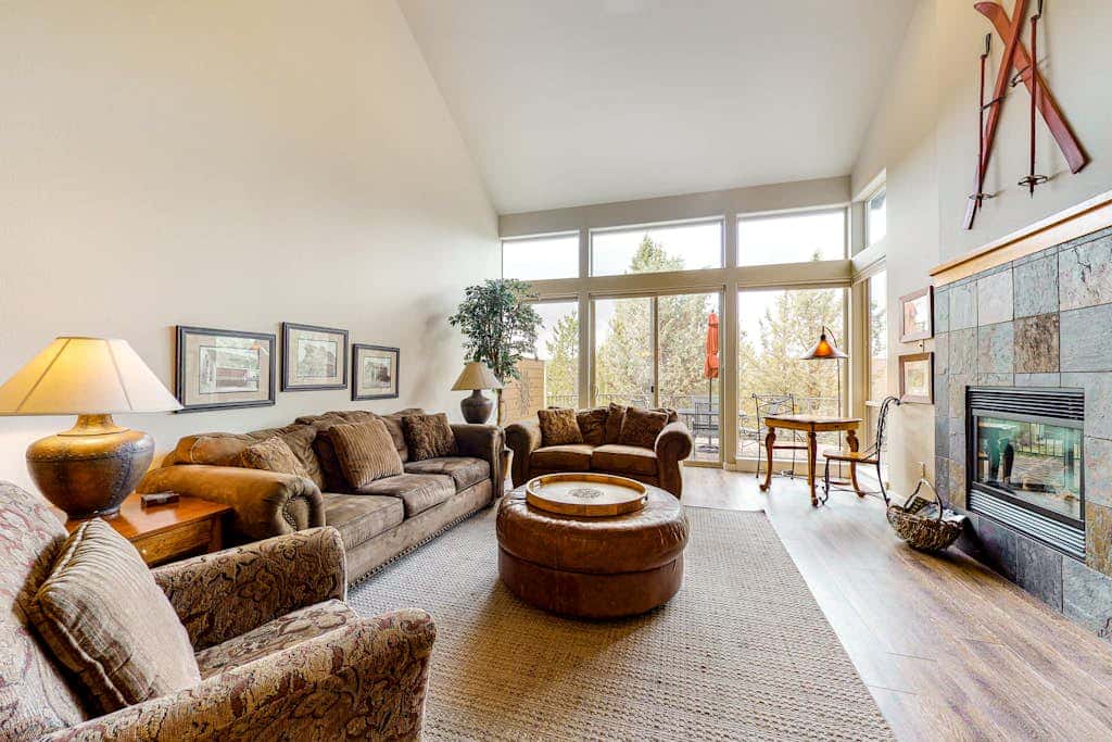 Beautiful Eagle Crest townhouse with stunning views & shared pools & hot tubs