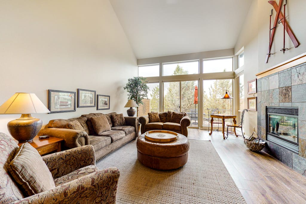 Beautiful Eagle Crest townhouse with stunning views & shared pools & hot tubs