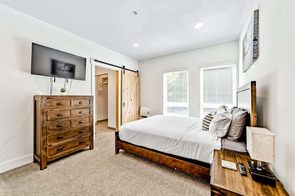 Sunny apt with fireplace, partial water views, washer/dryer, grill & AC