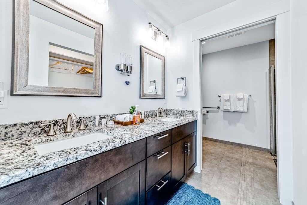 Sunny apt with fireplace, partial water views, washer/dryer, grill & AC