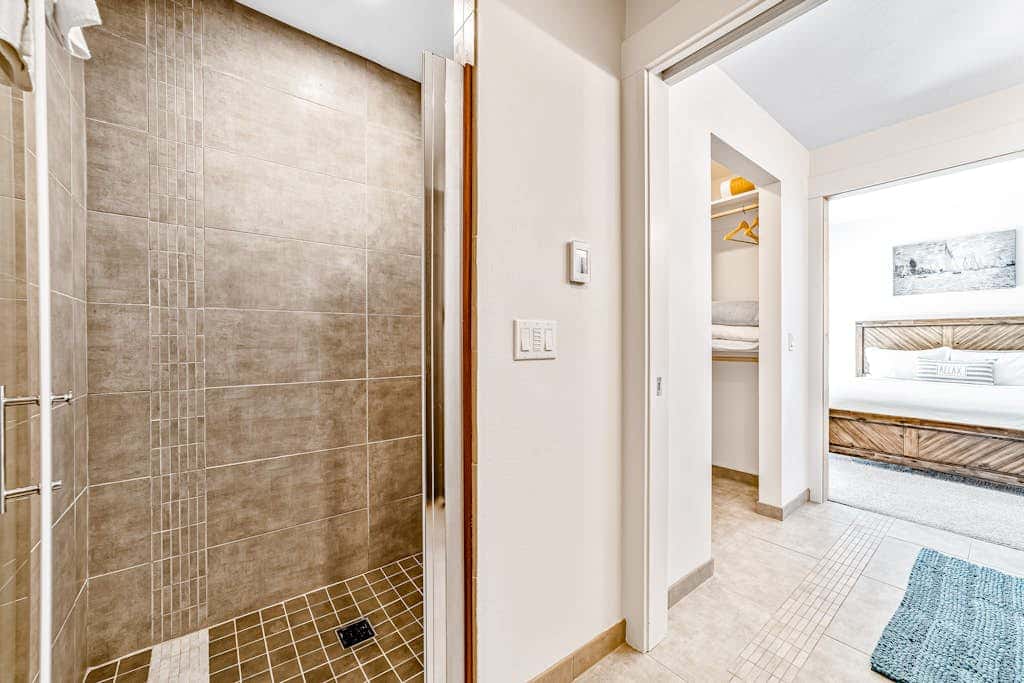 Sunny apt with fireplace, partial water views, washer/dryer, grill & AC