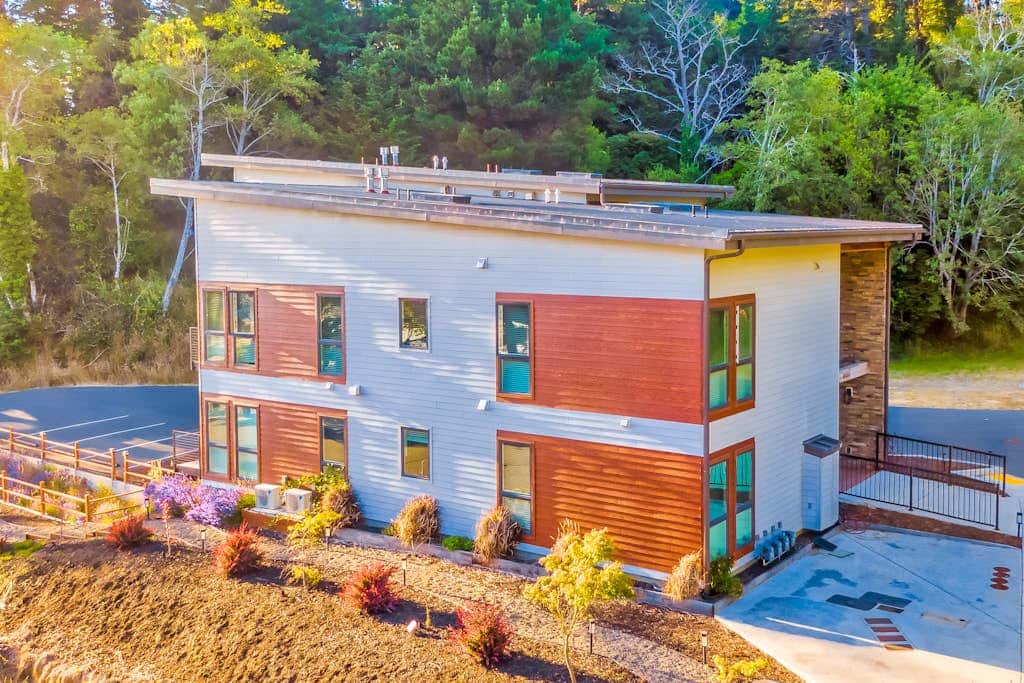 Sunny apt with fireplace, partial water views, washer/dryer, grill & AC