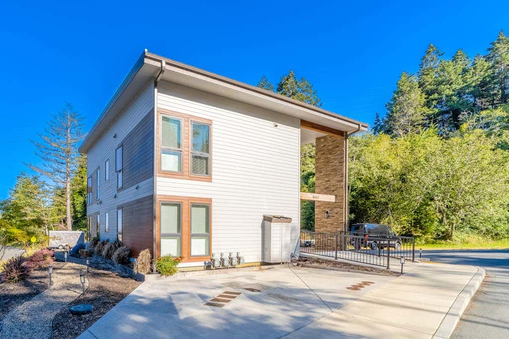 Sunny apt with fireplace, partial water views, washer/dryer, grill & AC