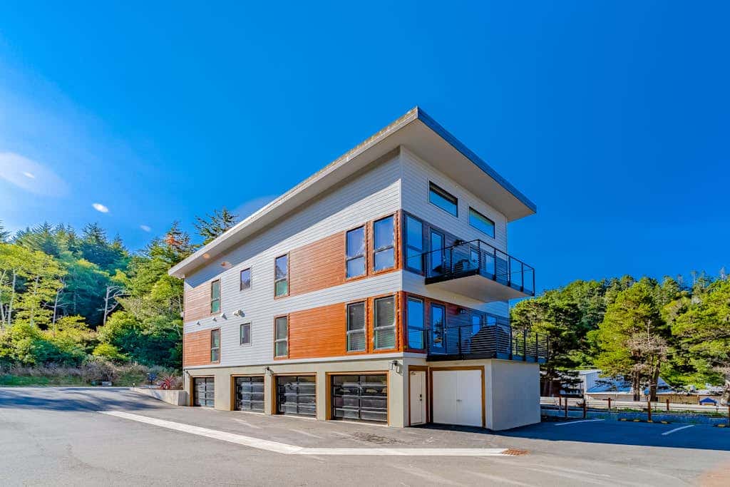 Sunny apt with fireplace, partial water views, washer/dryer, grill & AC