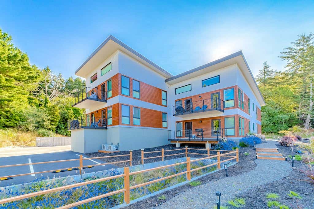 Sunny apt with fireplace, partial water views, washer/dryer, grill & AC