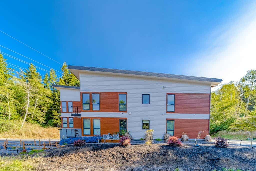 Sunny apt with fireplace, partial water views, washer/dryer, grill & AC