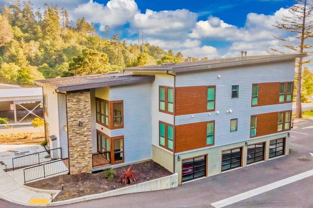 Sunny apt with fireplace, partial water views, washer/dryer, grill & AC