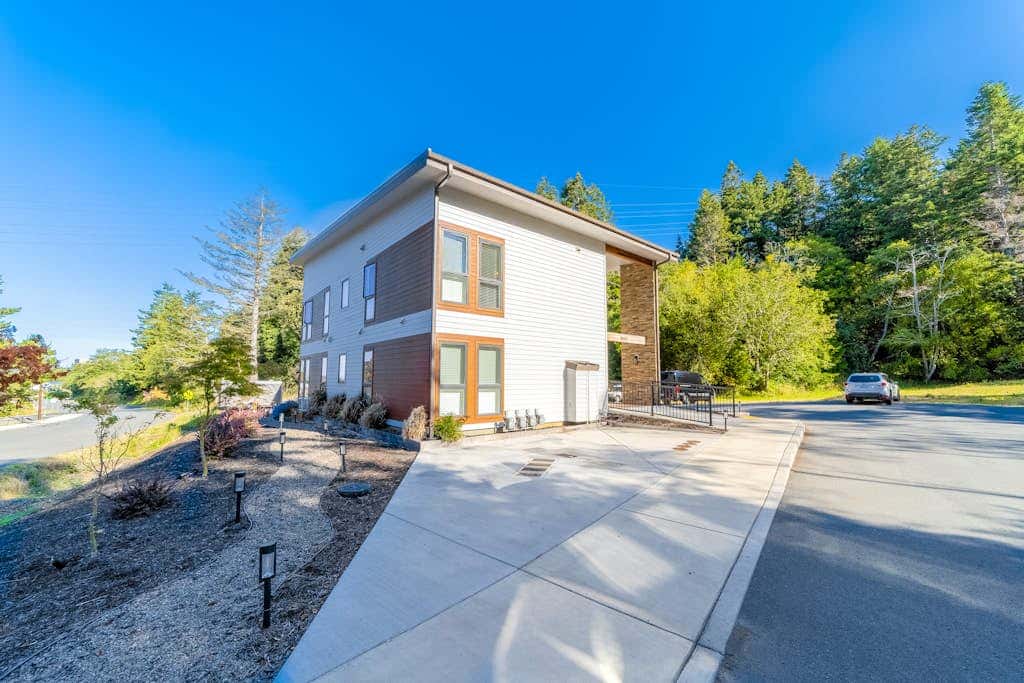 Sunny apt with fireplace, partial water views, washer/dryer, grill & AC