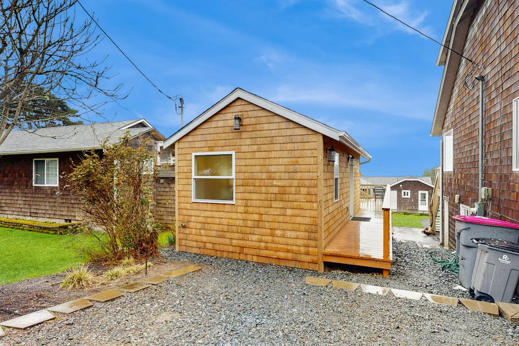 Dog-friendly, comfy cabin only two blocks from the beach