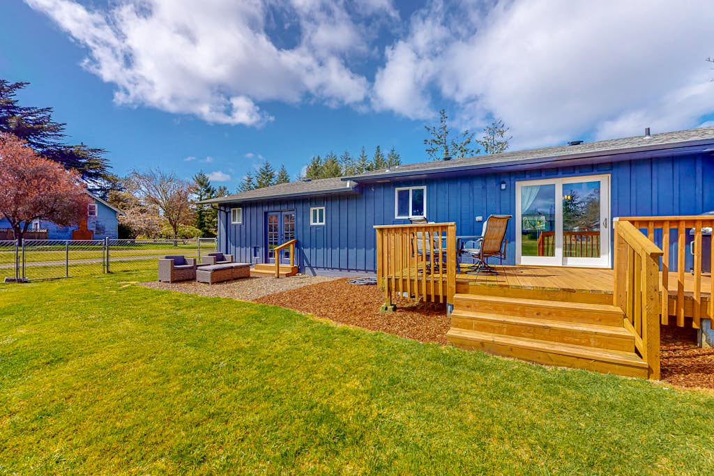 Bright home with large yard, deck & firepit - walk to the beach